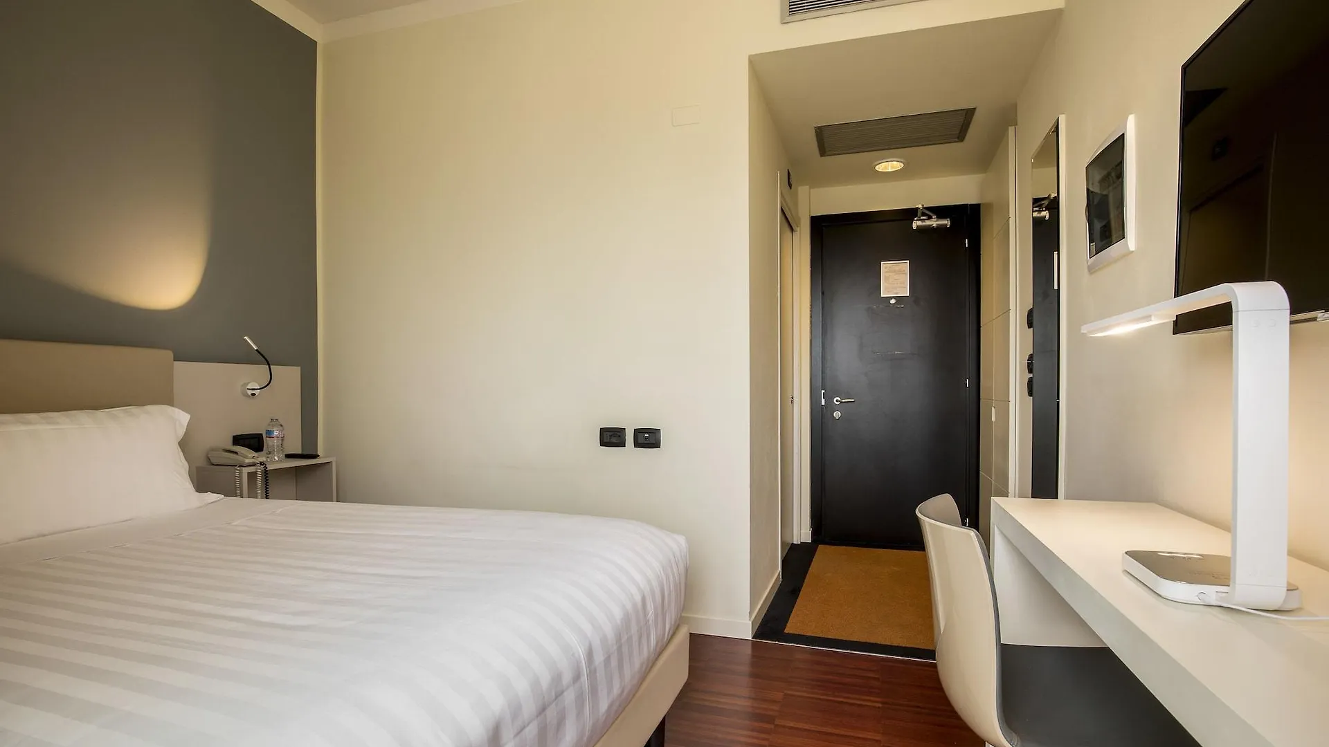 43 Station Hotel Milan 3*,  Italy
