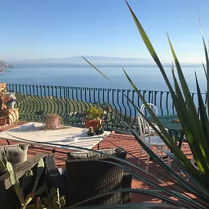 *** לינה וארוחת בוקר La Terrazza Sul Mare איטליה